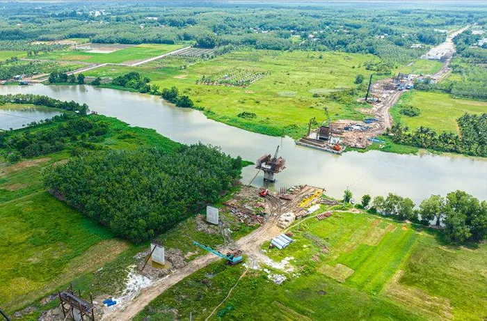 Tây Ninh đẩy mạnh dự án đường Hồ Chí Minh, kết nối kinh tế trọng điểm phía Nam 2 Thanh An là cây cầu lớn của dự án bắc qua sông Sài Gòn nối liền tỉnh Bình Dương và Tây Ninh. Cầu gồm 13 nhịp với tổng chiều dài 617,6m; rộng 13,75m. (Ảnh: Việt Hùng)