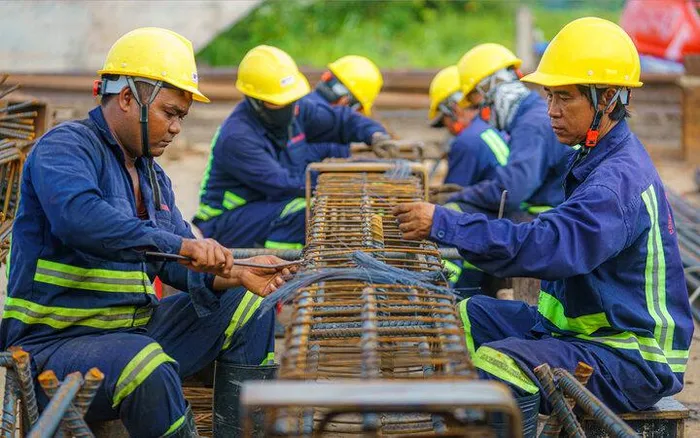 Tây Ninh đẩy mạnh dự án đường Hồ Chí Minh, kết nối kinh tế trọng điểm phía Nam 3 Công nhân làm việc tại dự án. (Ảnh: Chí Hùng)